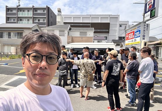 街なかで行われた現地見学会に集まった参加者たち