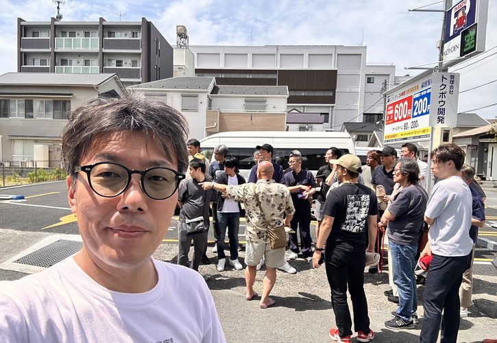 街なかで行われた現地見学会に集まった参加者たち