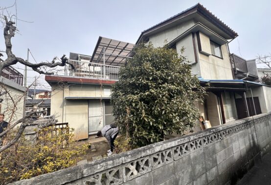 空き家の探し方を解説した記事の写真(住宅街に建つ空き家)