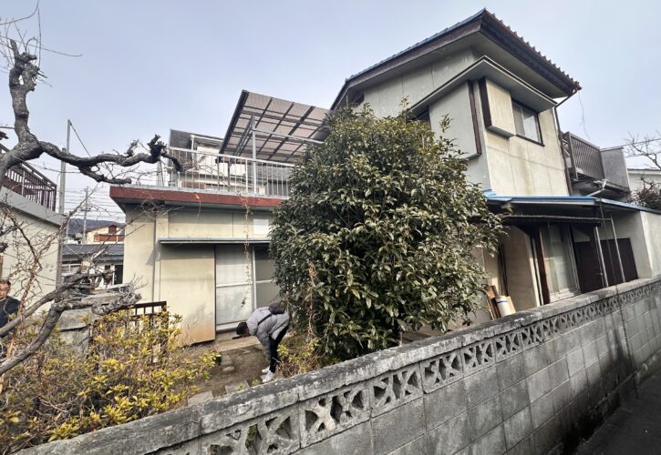 空き家の探し方を解説した記事の写真(住宅街に建つ空き家)