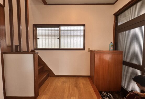 改修を終えて家具のない状態の和室と窓