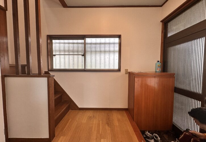 改修を終えて家具のない状態の和室と窓
