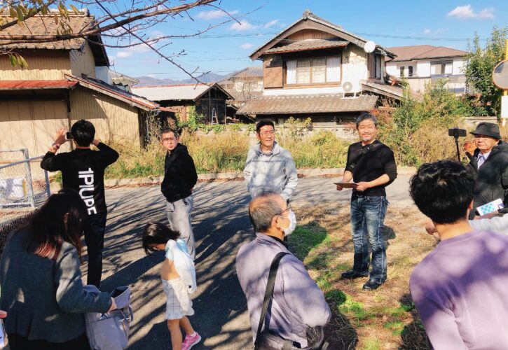 一軒家の外観と前の通り