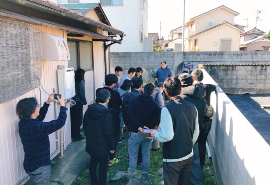 狭い路地に面した戸建ての外観