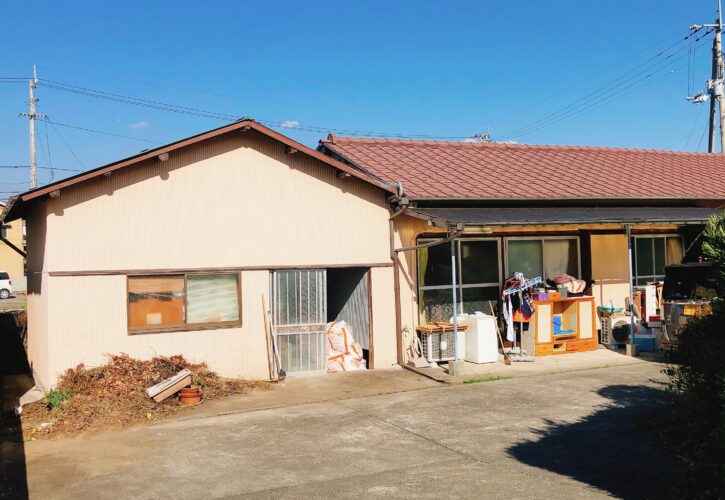 黄色い外壁の一戸建て住宅