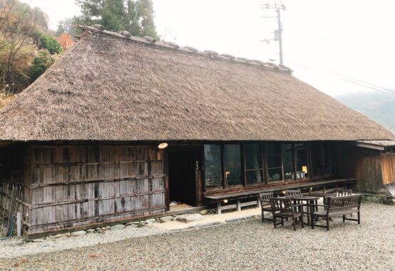0円物件の注意点を解説した記事の写真(古い茅葺きの空き家)