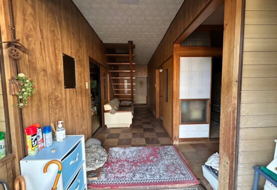 畳の部屋に家財が残る空き家の様子
