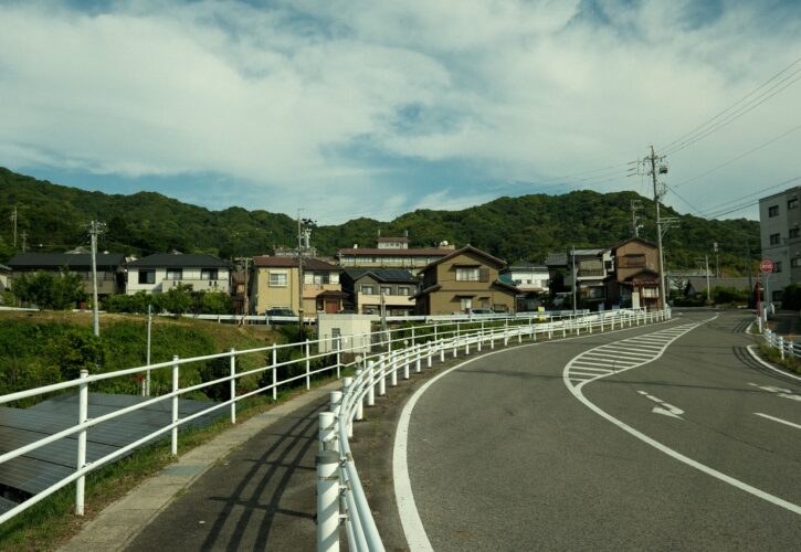地方の町並みと道路の風景