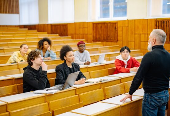大学の講義室で学ぶ学生たち