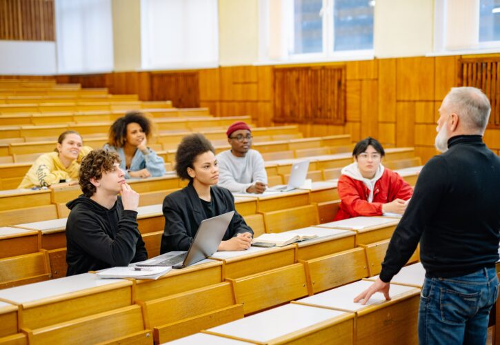 大学の講義室で学ぶ学生たち