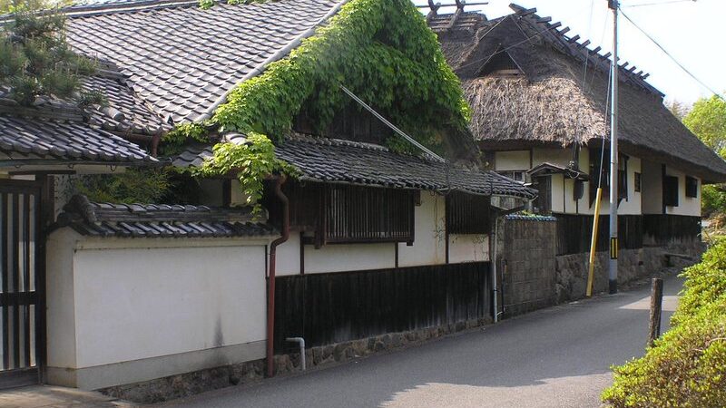 古民家の並ぶ道(フリー素材)